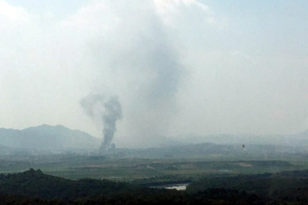 El humo se levanta del complejo industrial de Kaesong en esta foto tomada desde el lado sur en Paju, Corea del Sur, el 16 de junio de 2020. Yonhap vía REUTERS