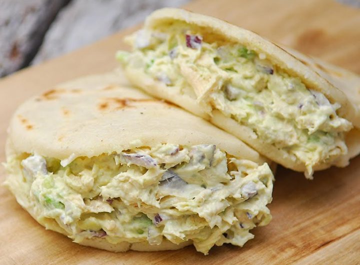 Arepas-rellenas-con-pollo-y-aguacate