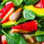 PREPARANDO UNA DELICIOSA  ENSALADA  DE AGUACATE CON  FRESAS
