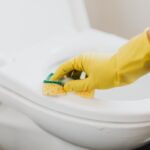 COMO ELIMINAR EL MOHO   DE LAS PAREDES DEL BAÑO